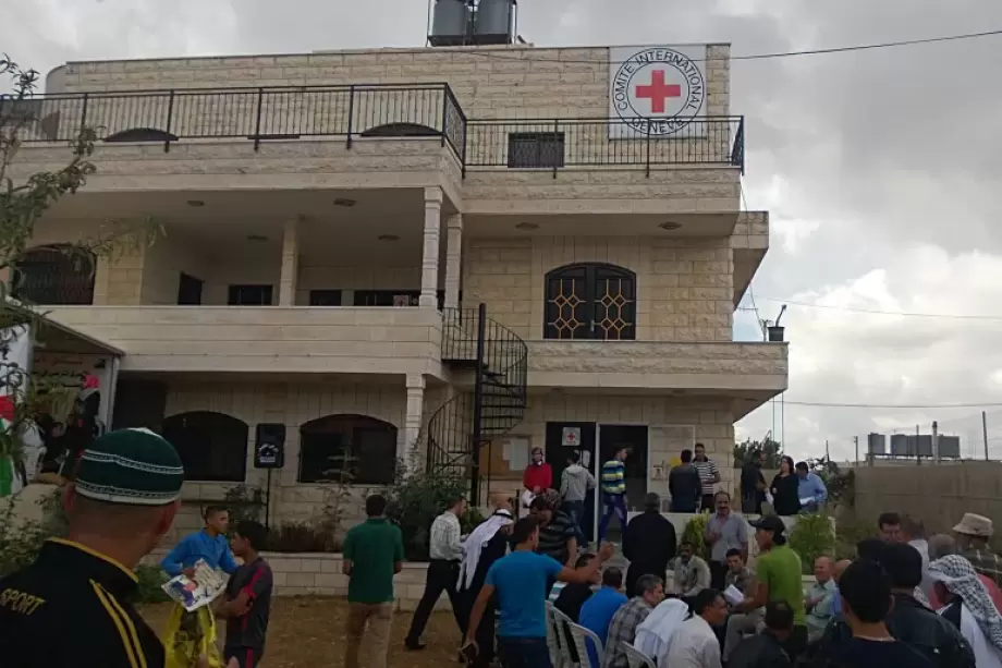 وزير جيش الاحتلال يقرر منع زيارة ممثلي الصليب الأحمر للمعتقلين